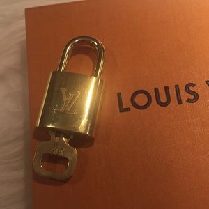 Auth L Vuitton Padlock w/key 305